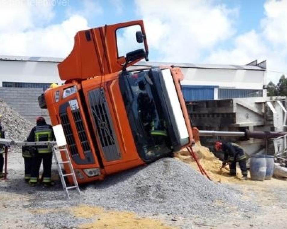 Cortegaça: Acidente com camião causa um ferido.