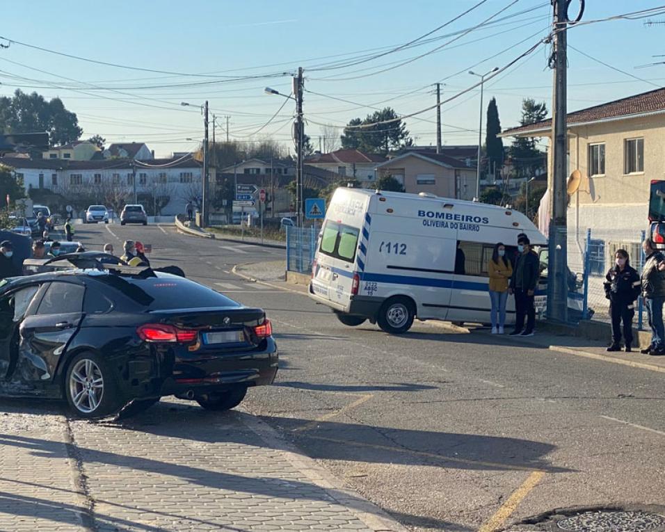 Acidente: Duas Bombeiras sofreram ferimentos leves após 'choque de ambulância com veículo ligeiro'.