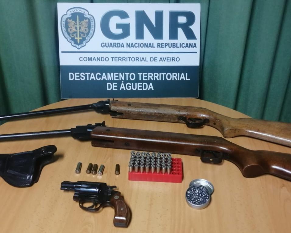 GNR de Águeda: Detido por posse ilegal de arma em contexto de violência doméstica.