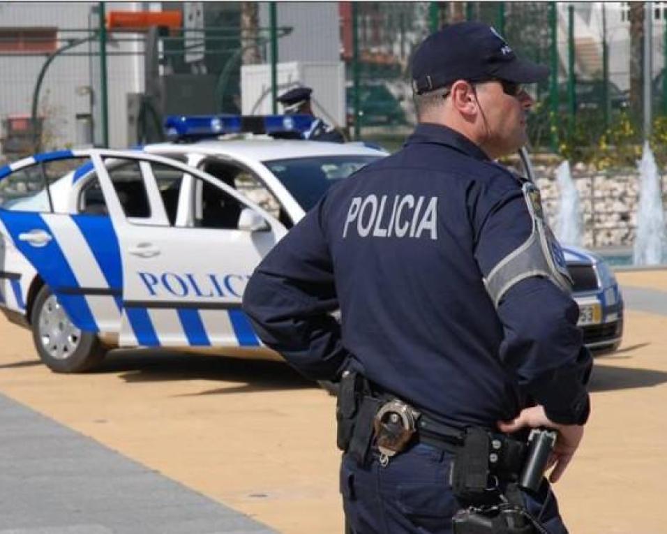 SM Feira: Homem detido por condução perigosa. Arrastou polícia por 30 metros.