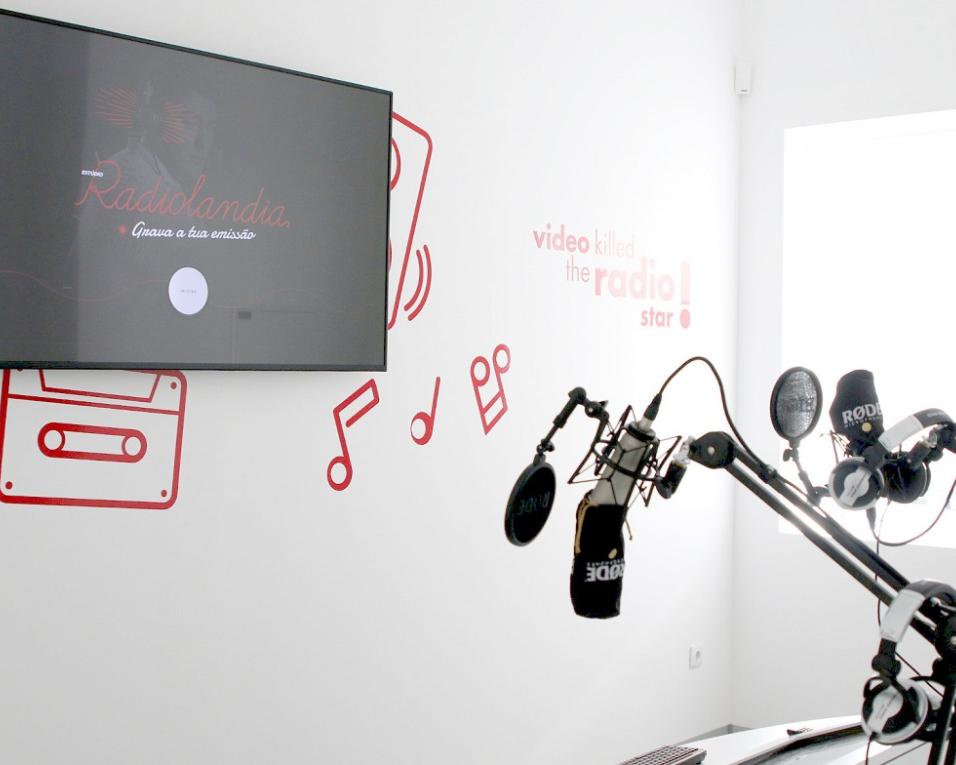 João Baião em conversas de rádio.