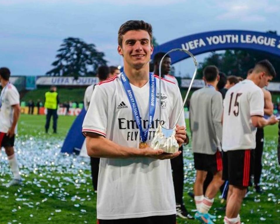 Oliveira do Bairro homenageia campeão da Youth League.