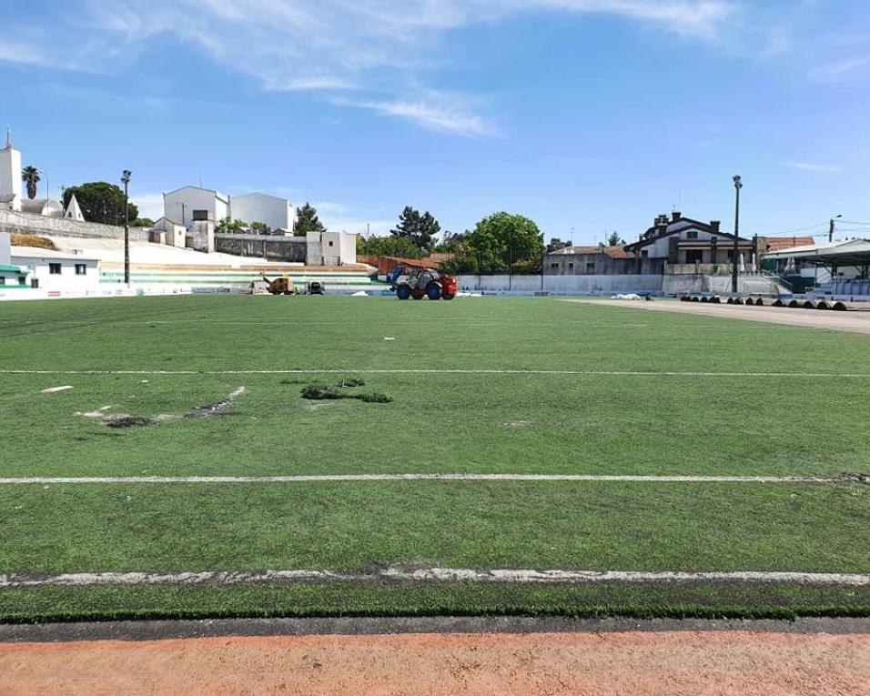 Remodelação do relvado sintético de Fermentelos está na fase final.