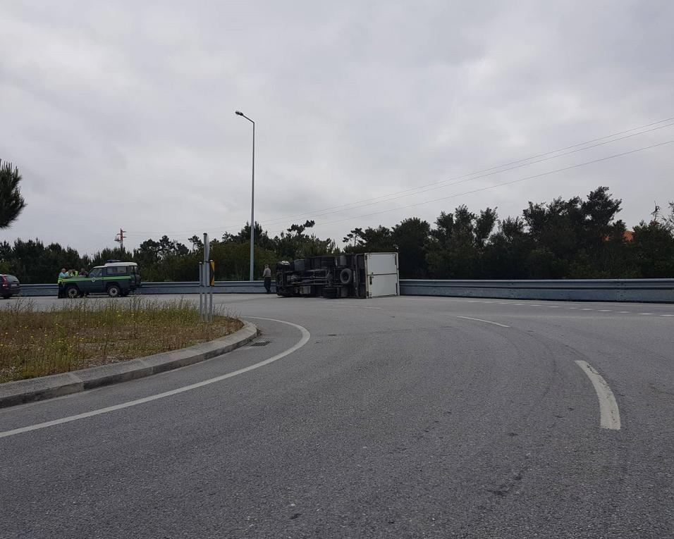 Carrinha virou em rotunda de acesso à zona industrial da Mota.