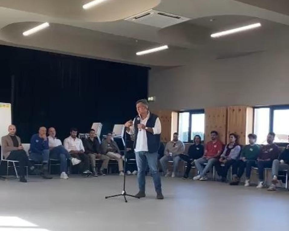 rui dias em sessão pública que ouviu preocupações e sugestões da juventude