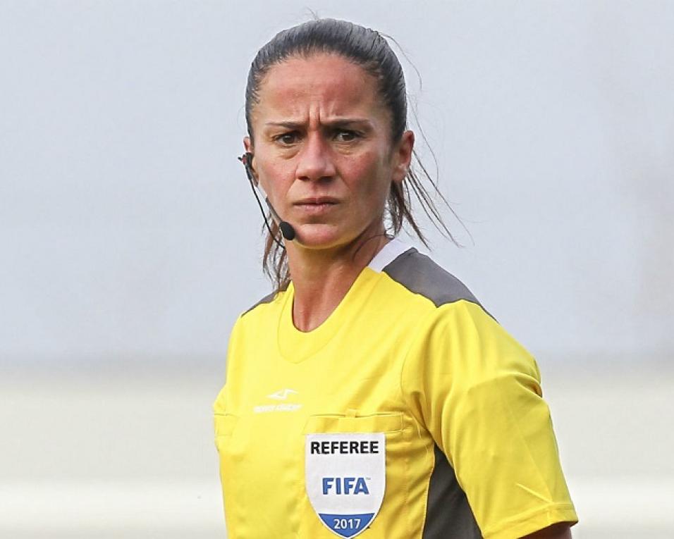 Sandra Bastos dirige Barcelona - Wolfsburgo da meia-final da liga dos campeões feminina.