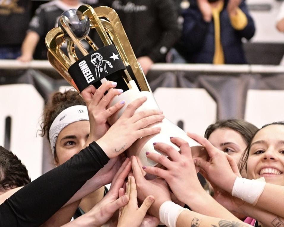 PSD e CDS-PP saúdam a Associação Desportiva Sanjoanense pela vitória na WSE Cup Women de hóquei em patins.