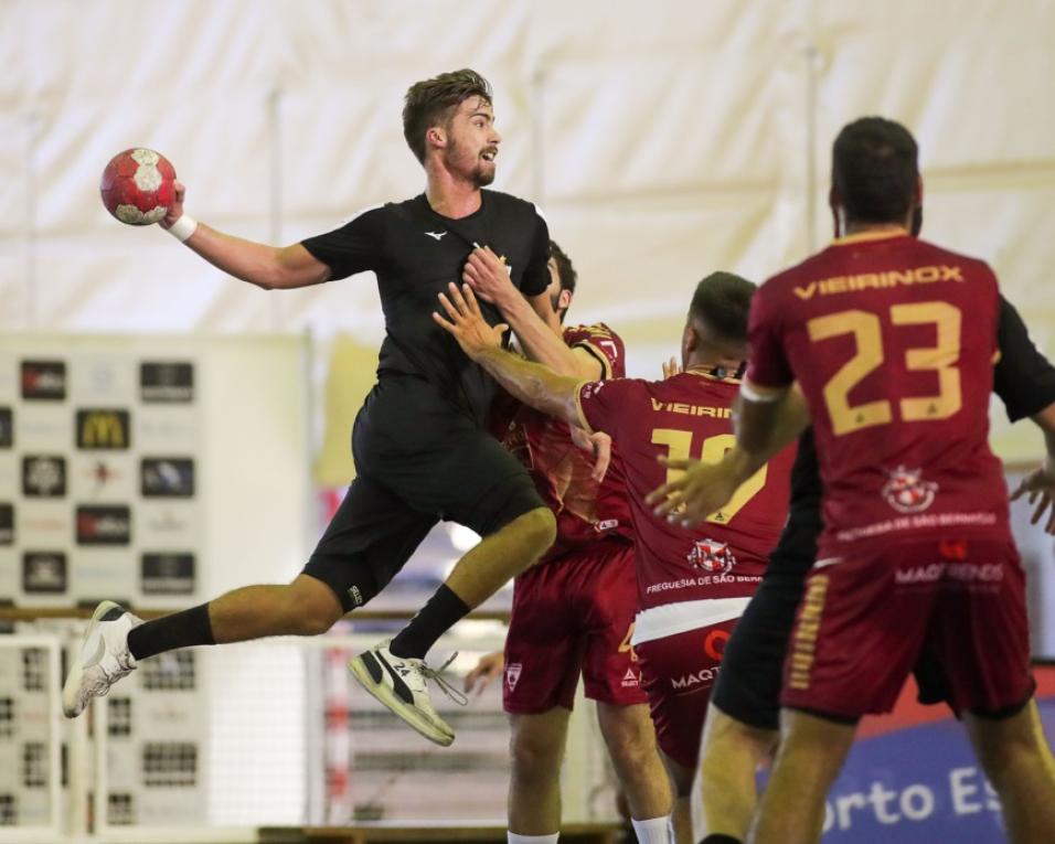 Andebol: São Bernardo perde por dois golos primeiro jogo de poule que pode vale entrada na I divisão.