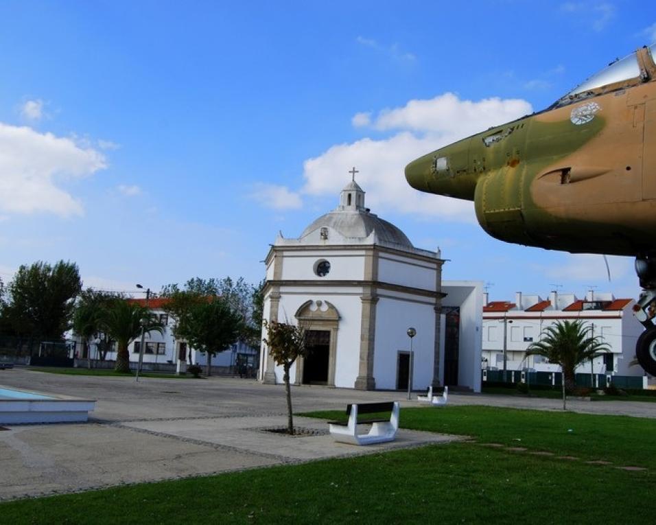 obra no adro da igreja de sao jacinto ja comecou
