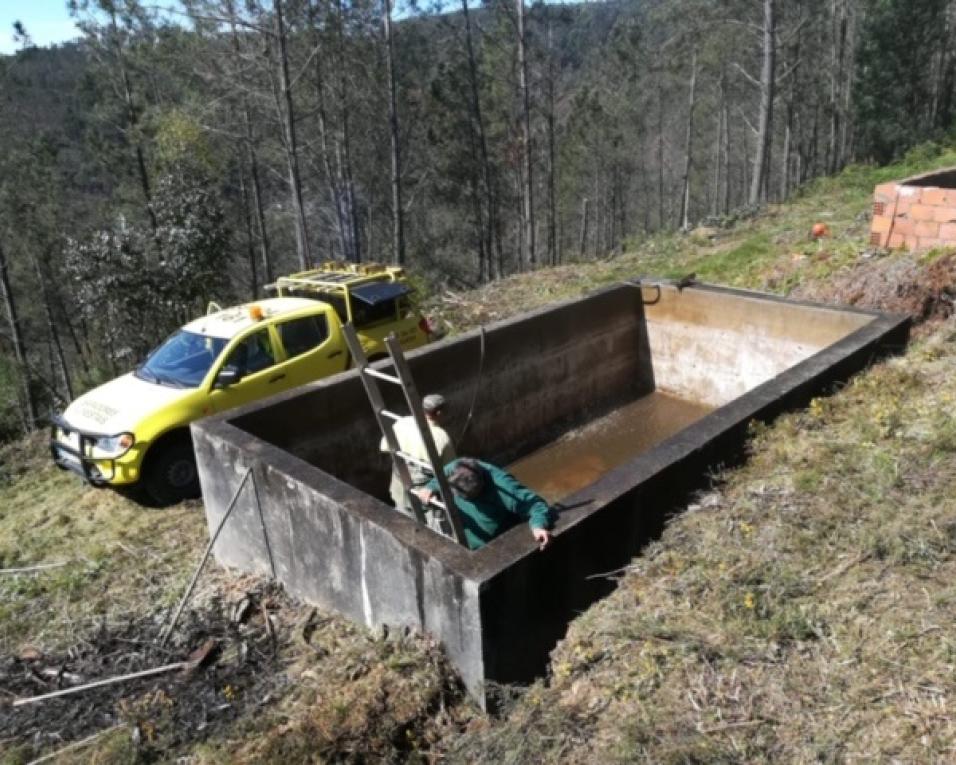 Sapadores Florestais fazem manutenção dos reservatórios de água no concelho de Águeda.