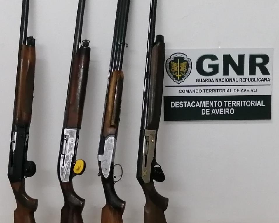 GNR de Aveiro: Apreensão de armas no âmbito de crime de violência doméstica.