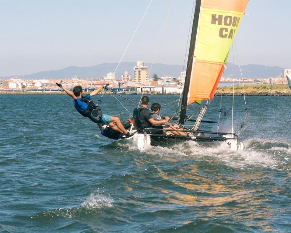 Prática da vela na comemoração do Dia do Desporto Náutico.