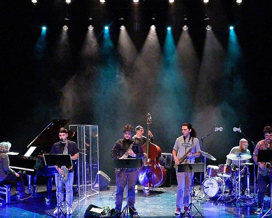 Orquestra de Jazz de Estarreja atua ao lado de Kiko Pereira em Coimbra. Orquestra de Jazz de Estarreja atua ao lado de Kiko Pereira em Coimbra.