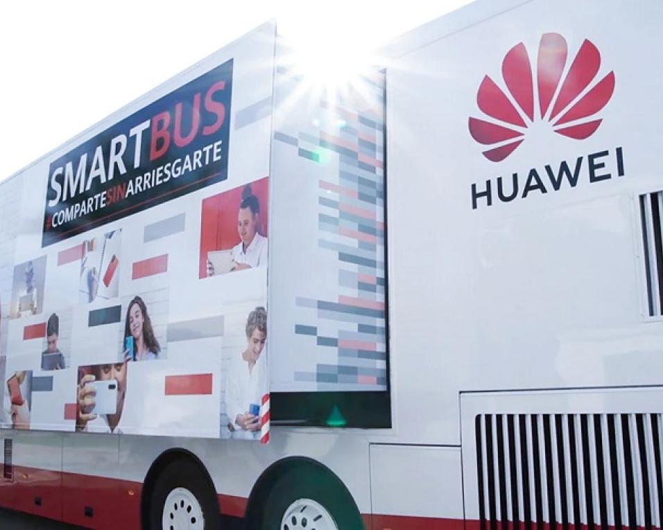 Autocarro inteligente da Huawei estaciona em escola de Aveiro.