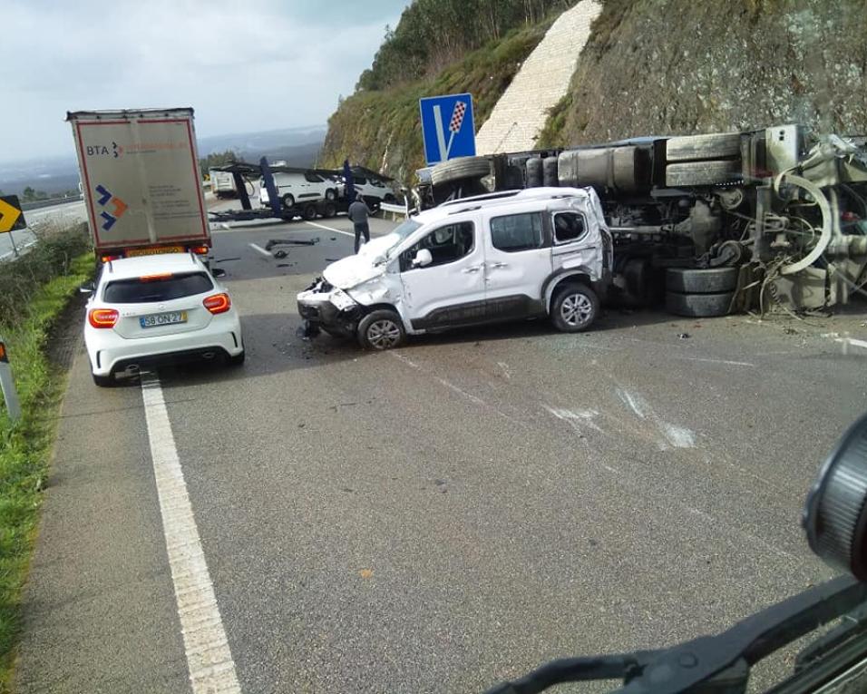 Acidente: Camião tomba e espalha viaturas na A25 em Sever do Vouga.