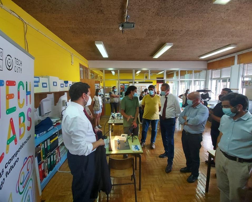Trabalhamos para receber este peixe - Escolas de Oliveirinha sobre Tech Labs.