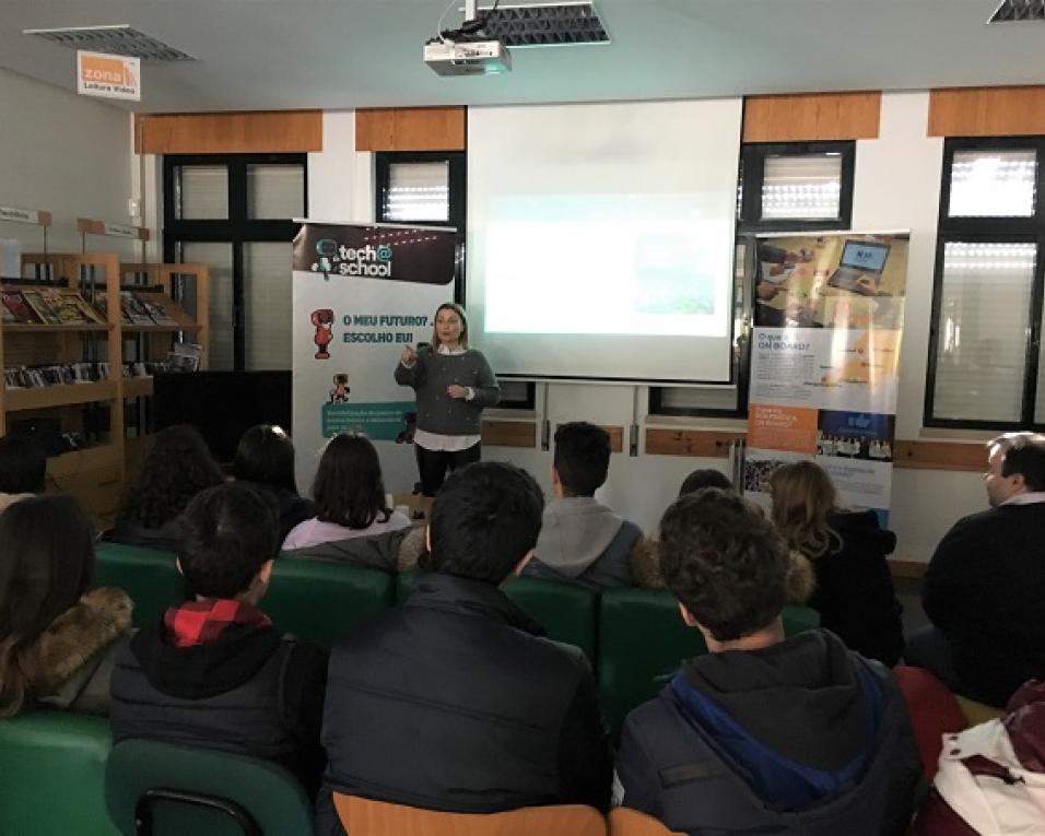 Alunos de Albergaria recebem formação sobre profissões na área das Tecnologias de Informação, Comunicações e Eletrónica.