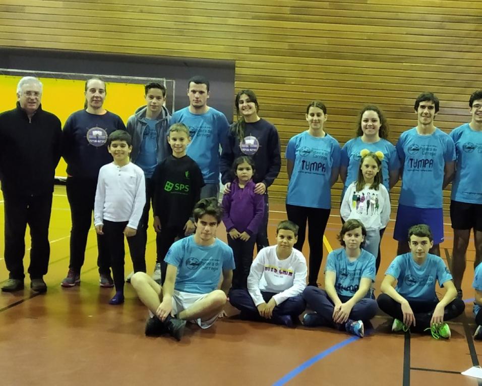 Secção de atletismo de Os Ílhavos treina na Escola José Ferreira Pinto Basto. 