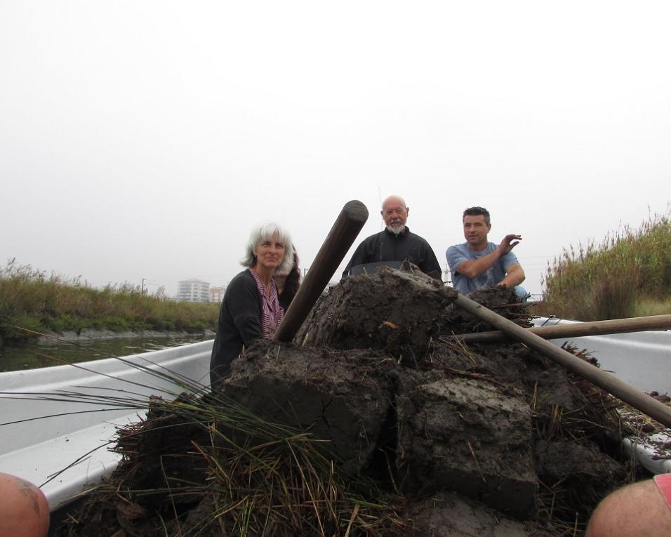 Associações guiam visita à construção dos muros das marinhas.