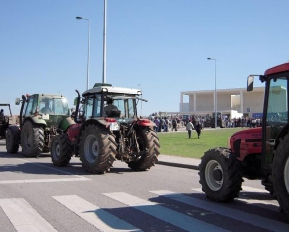 Marcha de tratores reclama ao Governo decisões sobre futuro do setor.