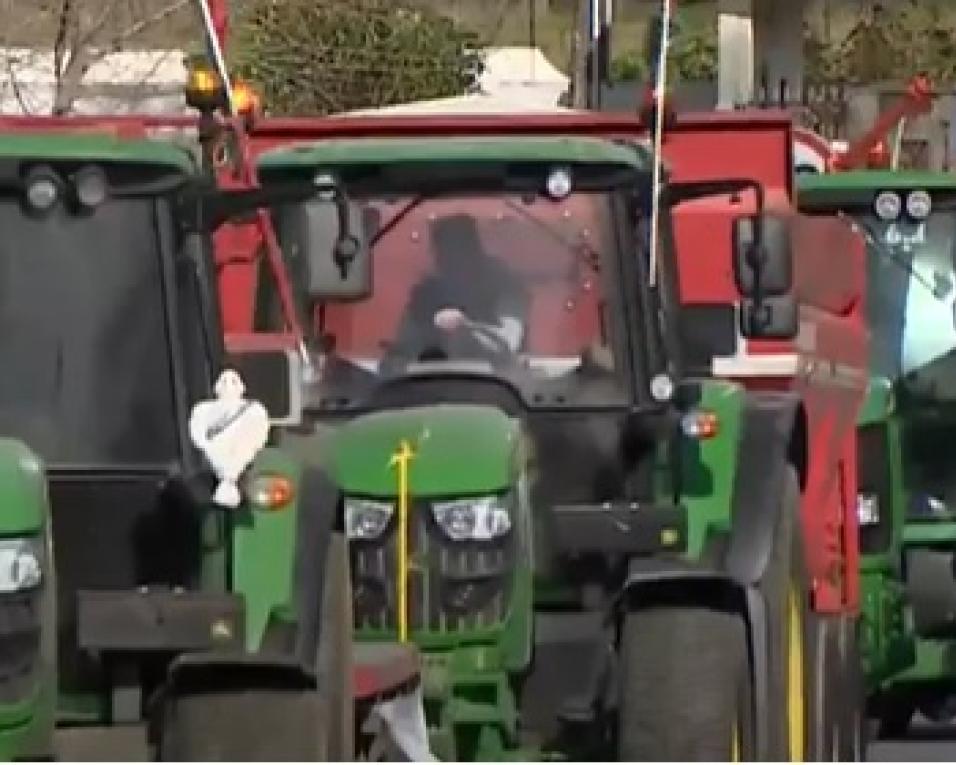 Agricultores da região de Aveiro em marcha lenta de tratores.