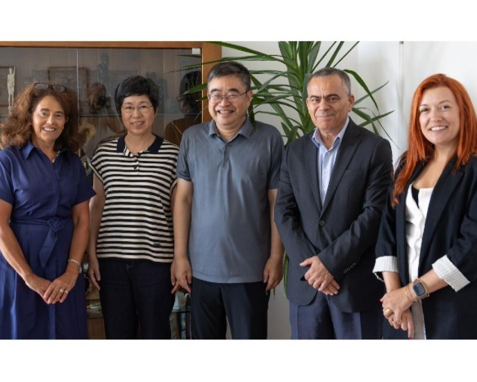 ua estreita relacoes com universidades chinesas