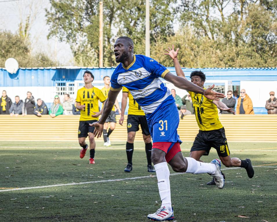 Futebol: Vista Alegre empata mas alcança o topo da zona sul da I divisão distrital.