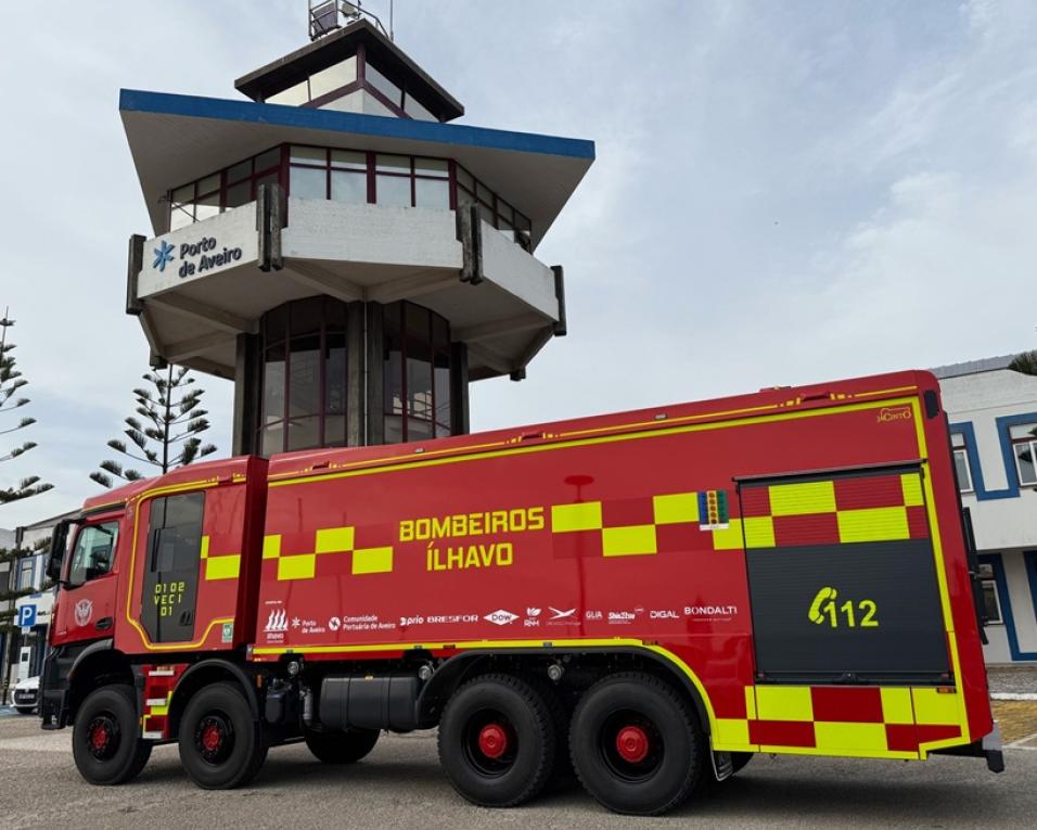 veiculo especial de combate a incendios estreia em simulacros do Porto de Aveiro