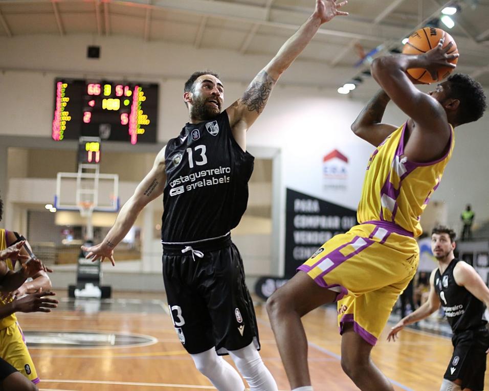 Basquetebol: Illiabum perdeu em Guimarães e vê Vitória afastar-se.