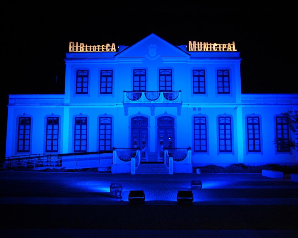 Biblioteca Municipal João Grave assinalou aniversário das Nações Unidas iluminando-se de azul.