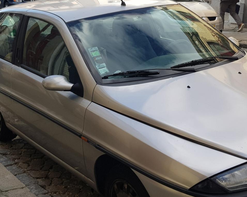 Homem encontra feto dentro de um carro em Espinho.