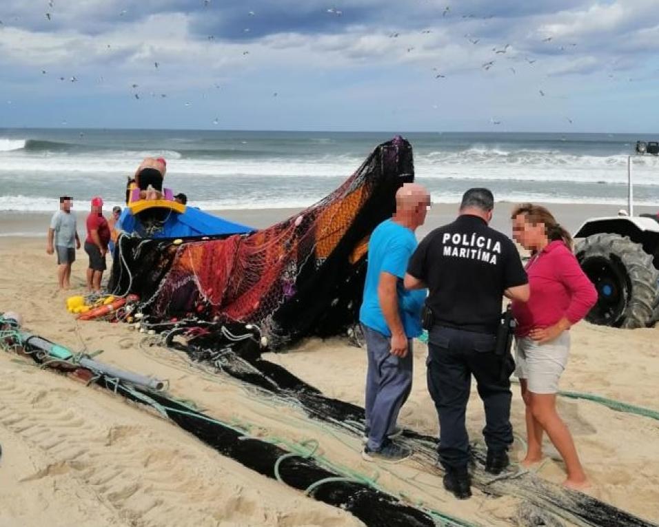 Torreira: Golpe de mar virou embarcação da xávega. Ocupantes conseguiram salvar-se.