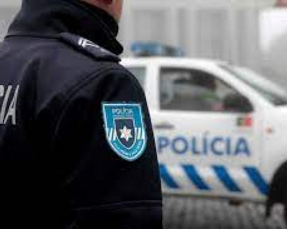 PSP de Aveiro: Seis pessoas detidas e uma arma proibida apreendida.