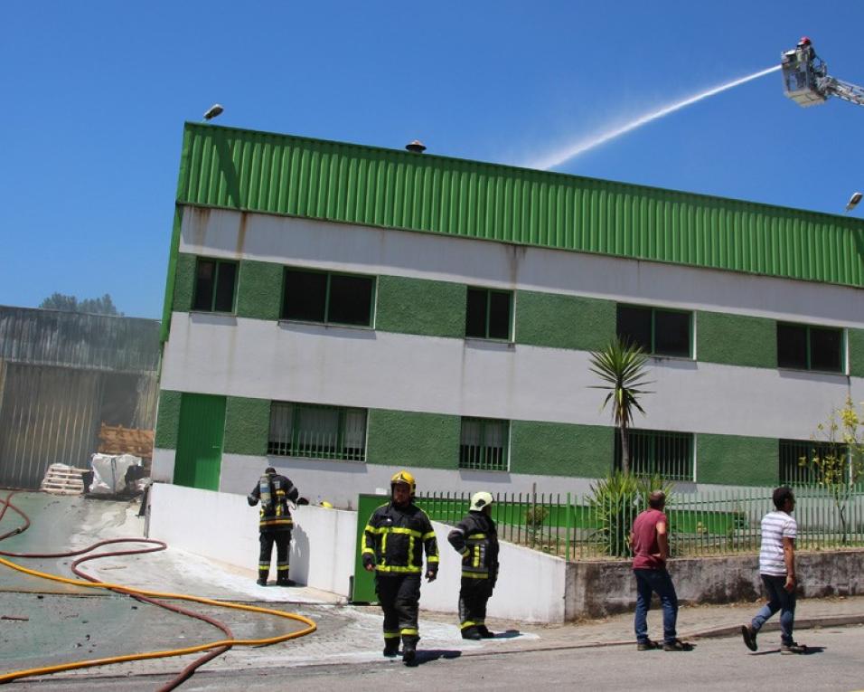 Derrame de ácido após incêndio em serralharia de Castelo de Paiva.