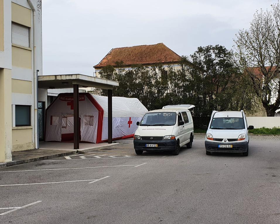 Posto de recolha de material para análises montado em tenda no Hospital de Ovar.