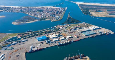 Porto de Aveiro reforça 'cabeços' de amarração em ponte-cais.