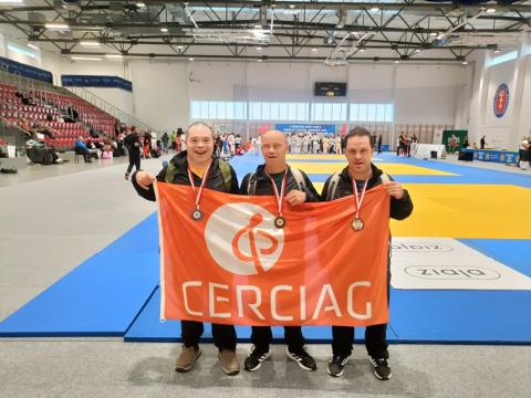 atletas de cerciag em torneio de judo na polonia