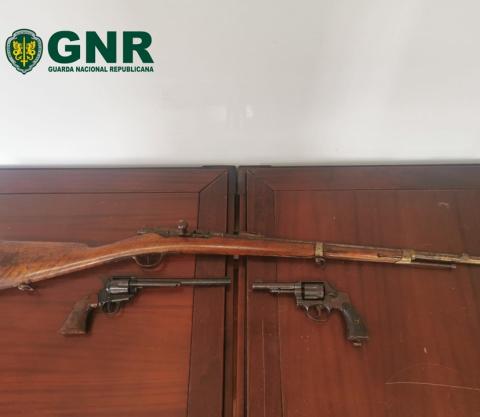 GNR identificou dois homens por posse ilegal de arma de fogo.