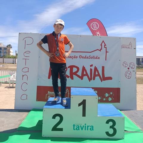 Bussola em podio de campeonato de petanca