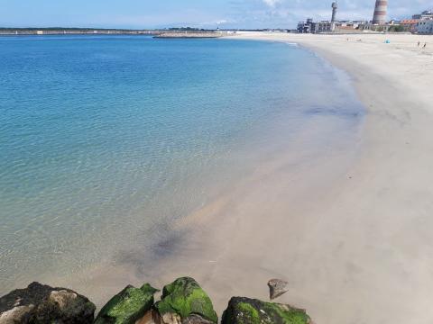 Fim de semana de praia com avisos sobre ausência de nadadores.