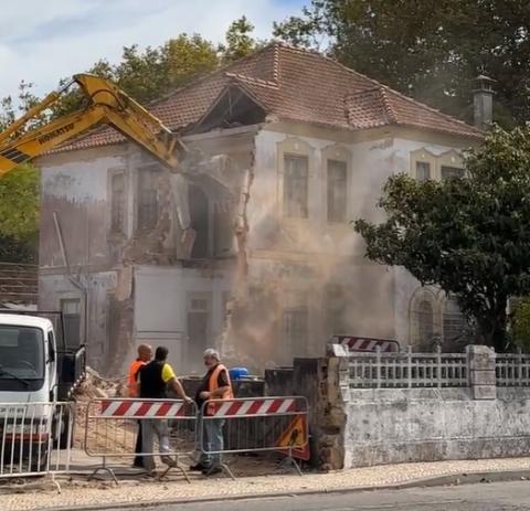 Antiga sede da CERCIAV em processo de demolição.