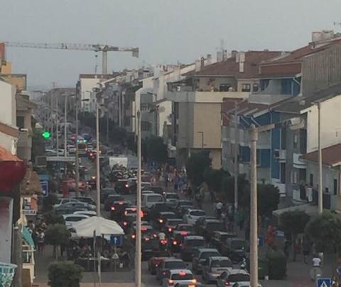 Rotunda da Barra passa teste de stress mas ouvem-se apelos à criação de corredor para veículos de emergência.