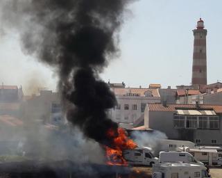Última Hora: Incêndio no Parque de Caravanas na Praia da Barra.