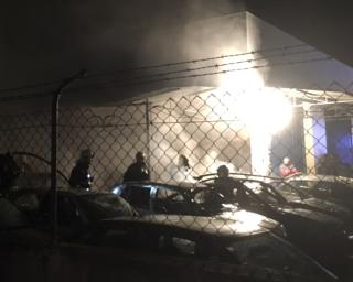 Incêndio destruiu veículos junto a posto de combustível na Gafanha de Aquém.