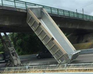 Camião embateu em viaduto e 'cortou' a A1 em Oliveira do Bairro.