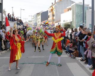 Carnaval de Oliveira do Bairro anima 'Domingo Magro'.