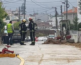 Bombeiros tentam conter fuga de gás em São João da Madeira.