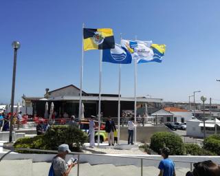 Vagueira e Areão receberam esta manhã a Bandeira Azul, Bandeira 'Praia Acessível' e 'Praia Qualidade Ouro'.