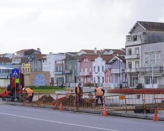 Calçada Arrais Ançã, na Costa Nova, recebe remodelação da iluminação pública.