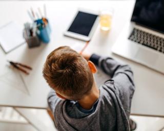 Câmara de Águeda entrega equipamentos informáticos a alunos para aulas online.